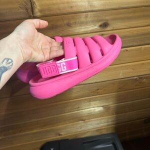 UGG women’s 8/9 Bright Pink foam sandals with back strap